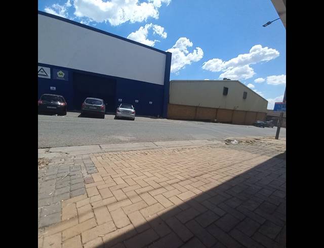 1,200M² WAREHOUSE TO LET IN CITY WEST